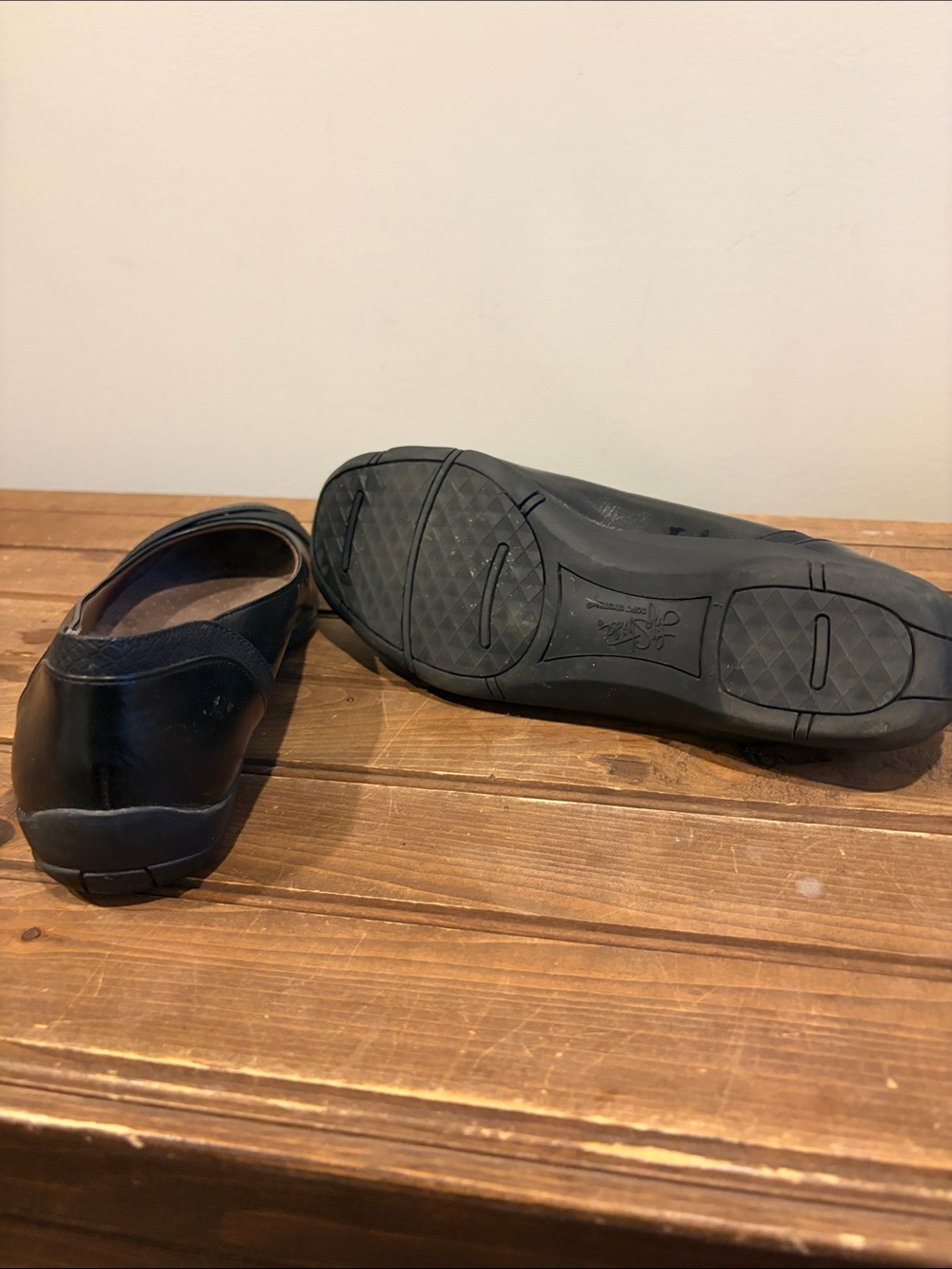 Life Stride Black Slip-On Leather Flats with Toe Strap Detail - Picture 4 of 4